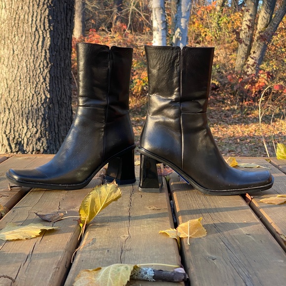 Black leather boots made in Romania. - Picture 3 of 5